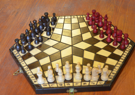 Ręcznie rzeźbione szachy dla trzech
