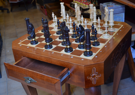 Drewniany stolik do gry w szachy