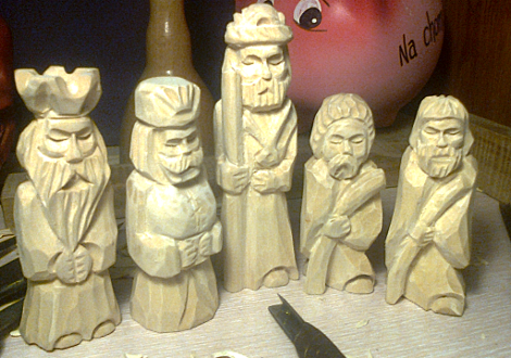 figurki drewniane ręcznie rzeźbione