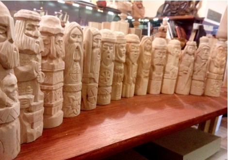 drewniane figurki bożków